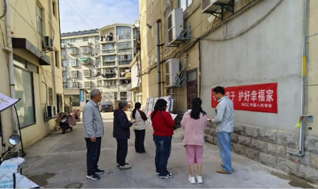 普及金融知识 筑牢安全防线——人保财险安徽芜湖繁昌支公司走进小区开展金融知识公益宣传活动